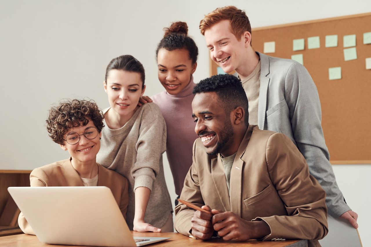 Geschäftspartnerschaft — Intelligent Components als B2B-Partner
