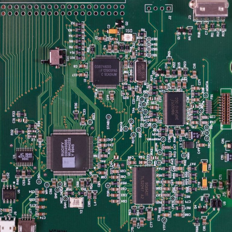 Elektronische Bauteile auf grüner Leiterplatte