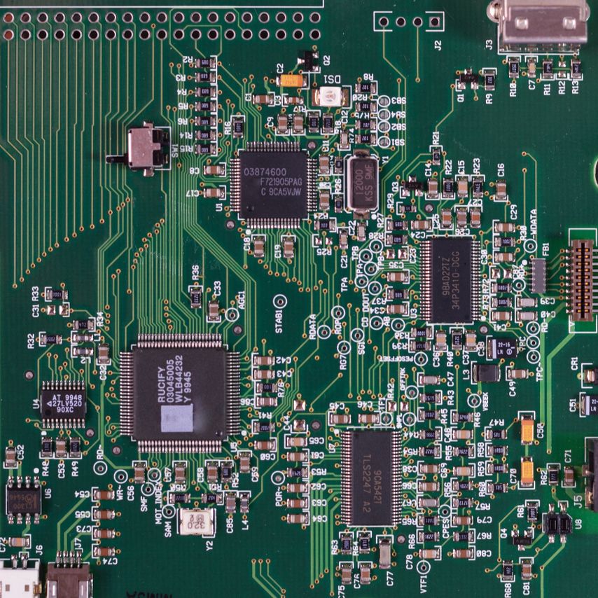 Elektronische Bauteile auf grüner Leiterplatte